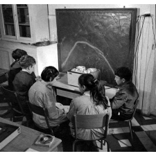 Institut départemental des Aveugles de la Seine (Ecole Braille).
L'enseignement destiné aux aveugles. Les élèves utilisent des bandes sonores.