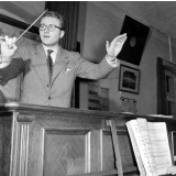 Enseignement musical : monsieur le professeur Verstraeten dirige l'orchestre des moins de 15 ans.