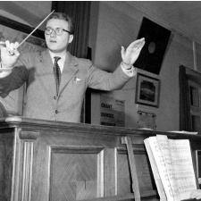 Enseignement musical : monsieur le professeur Verstraeten dirige l'orchestre des moins de 15 ans.