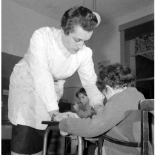 Centre de réadaptation fonctionnelle : l'éducatrice encadre les élèves dans la classe.