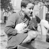 Institut départemental des Aveugles de la Seine (Ecole Braille).
 L'enseignement destiné aux aveugles. Un élève joue avec un cochon d'Inde dans la cour.