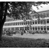 Rentrée scolaire au nouveau lycée-collège d'Orsay : Elèves et parents dans la cour