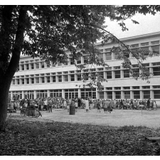 Rentrée scolaire au nouveau lycée-collège d'Orsay : Elèves et parents dans la cour