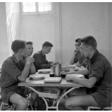 Prytanée de La Flèche : le réfectoire : une table de six jeunes