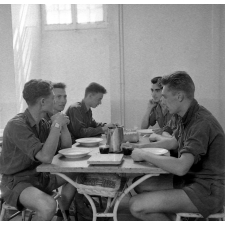 Prytanée de La Flèche : le réfectoire : une table de six jeunes