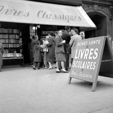 Rentrée scolaire : le boulevard Saint-Michel. La foule devant les étalages des libraires.