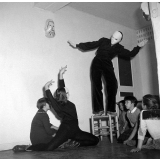 Lycée-pilote de Sèvres, Cours d'Art dramatique de Mlle Dienesh. Mime : Oiseau fasciné par un serpent.