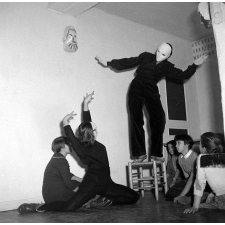 Lycée-pilote de Sèvres, Cours d'Art dramatique de Mlle Dienesh. Mime : Oiseau fasciné par un serpent.