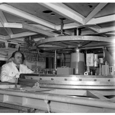 Ecole Nationale Supérieure de Mécanique et Aérotechnique : vue globale de la balance à six composantes de la grande soufflerie subsonique.