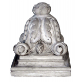 Console gothique à motif végétal.