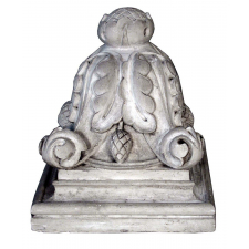 Console gothique à motif végétal.