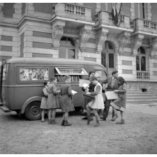 Bibliobus de la Seine et Oise : enfants empruntant des livres.