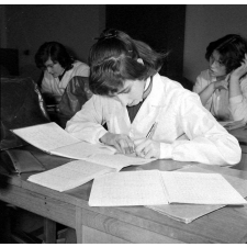 Collège d'enseignement technique pour jeunes filles. Le cours de sténodactylographie, une élève en activité.