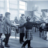 Ecole primaire. La ronde et Colin-Maillard dans la classe.
