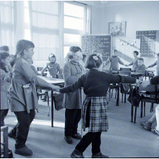 Ecole primaire. La ronde et Colin-Maillard dans la classe.