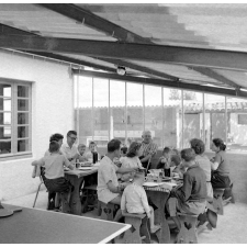 Ligue française de l'Enseignement : camp familial de vacances, la salle à manger