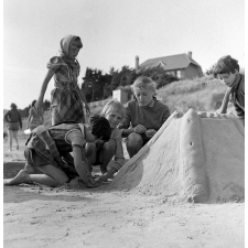 Colonie d'Erquy, œuvres laïques de la ville de Saint-Brieuc : château de sable