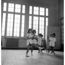 Enseignement musical et initiation rythmique, école maternelle : des élèves apprennent des pas de danse.