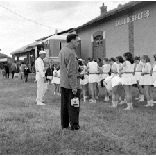 Crucey : L'instituteur devant la salle des fêtes