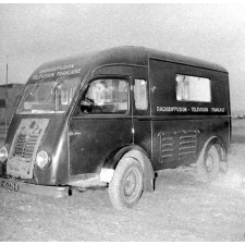 Enseignement audio-visuel. Un camion de la télévision française.