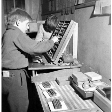 Méthode Freinet : l'apprentissage de l'imprimerie et la réalisation d'un journal scolaire. L'écriture d'un article. Le choix des caractères d'imprimerie.
