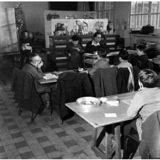 Méthode Freinet : l'apprentissage de l'imprimerie et la réalisation d'un journal scolaire. Un élève lit un texte devant ses camarades.