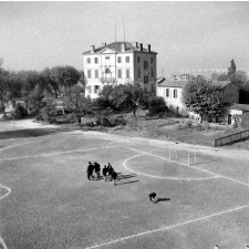 Centre d'éducation surveillée : un groupe de jeunes traversant le terrain de football.