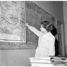 I.P.N. : une élève montrant une carte de géographie de la France