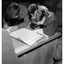 Méthode Freinet : la réalisation d'un texte à partir de documents anciens.