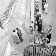 Rentrée scolaire, 1956 : élèves et parents près de l'école