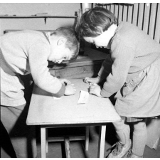 Méthode Freinet : l'apprentissage de l'imprimerie et la réalisation d'un journal scolaire. L'écriture d'un article par deux jeunes enfants.