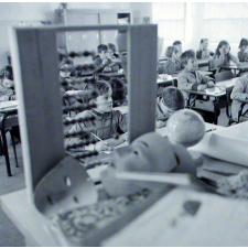 Ecole primaire. Vue globale de la classe en activité.