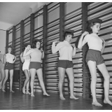 Service de la jeunesse et des sports, Toulouse : la rééducation neuro-motrice : des jeunes filles pratiquent des exercices d'assouplissement (extension de la colonne vertébrale, gainage du tronc)
