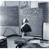Ecole primaire. Une élève devant le tableau.