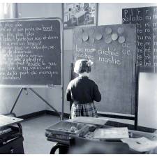 Ecole primaire. Une élève devant le tableau.