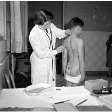 Ecole communale de la Ville de Paris, examen médical : déviations de la colonne vertébrale