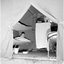 Ligue française de l'Enseignement : camp familial de vacances, l'intérieur d'une tente de camping