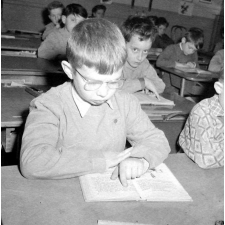 Ecole de garçons, rue Montcenis : exercice de lecture dans la classe