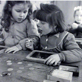 Ecole primaire. L'écriture sur l'ardoise.