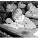 Ecole de garçons, rue Montcenis : exercice d'écriture dans la classe