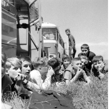 Voyage scolaire de fin d'année : Classe de garçons de Corbeil : Le Havre : Pause dans l'herbe