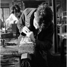 Ecole Boulle, ébénisterie : travail au ciseau à bois : la sculpture d'une moulure