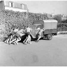 Centre d'éducation des malentendants : Garçons poussant un camion