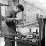 Ecole nationale d'enseignement technique de Montluçon : la cour des apprentis, soudure