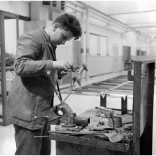 Ecole nationale d'enseignement technique de Montluçon : la cour des apprentis, soudure