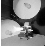 Enseignement audio-visuel. Un appareil de projection en marche.