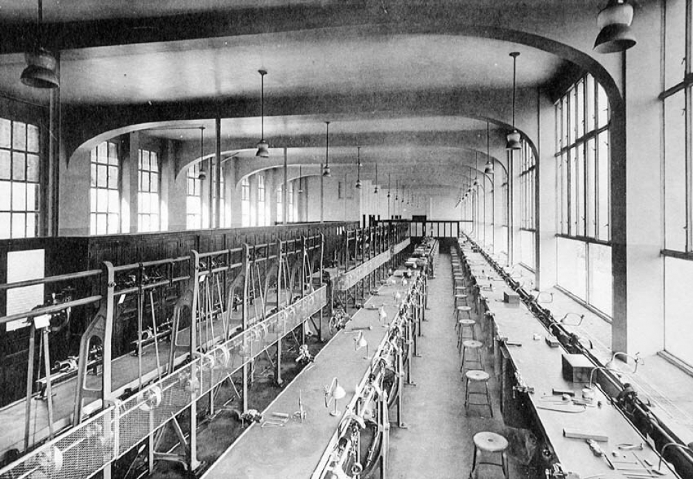 Ecole Nationale de Besançon. (Doubs). (4 sections : Horlogerie - Bijouterie. Mécanique - Electricité).