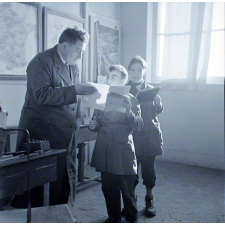 Ecole primaire. L'instituteur vérifie les travaux des élèves.