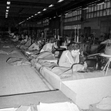 Régie Renault : la chaîne de montage des Dauphines:  Les couturières en action