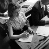 Cours secondaire : une étudiante prend en notes.